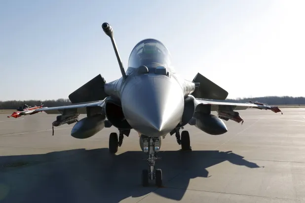 طائرة مقاتلة فرنسية من طراز «رافال إف - 4» مخصصة لمهمة مراقبة المجال الجوي لحلف «الناتو» في منطقة البلطيق تهبط في قاعدة لييلفارد الجوية في لاتفيا 14 أبريل 2026 (إ.ب.أ) 