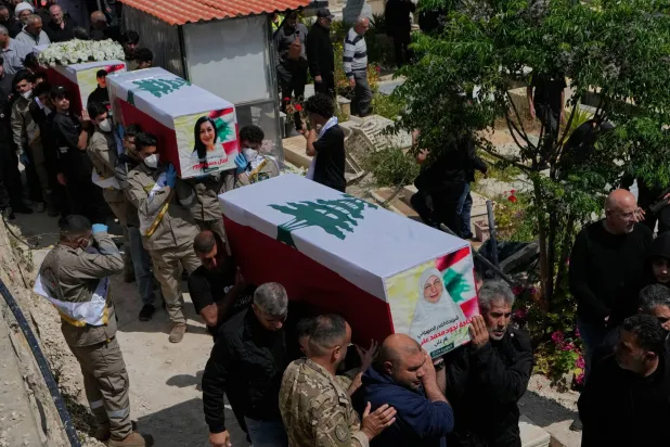 من مراسم تشييع مدنيين قُتلوا بغارات إسرائيلية في بلدة البازورية بجنوب لبنان (أ.ب)