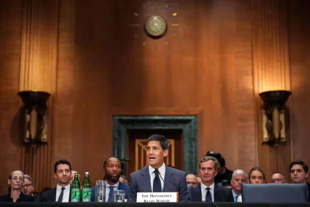 وارش يتحدث خلال جلسة الاستماع أمام لجنة الشؤون المصرفية في مجلس الشيوخ (أ.ف.ب)