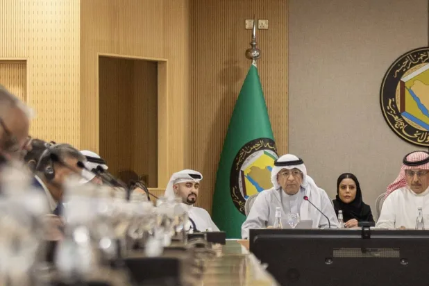 جاسم البديوي خلال حضوره ندوة «علاقات مجلس التعاون مع لبنان» في الرياض بمشاركة سفراء ومسؤولين وخبراء (واس) 