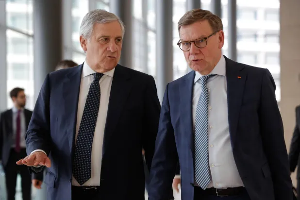 وزير الخارجية الإيطالي أنطونيو تاياني (يسار) ووزير الخارجية الألماني يوهان فاديفول في لوكسمبورغ (إ.ب.أ)