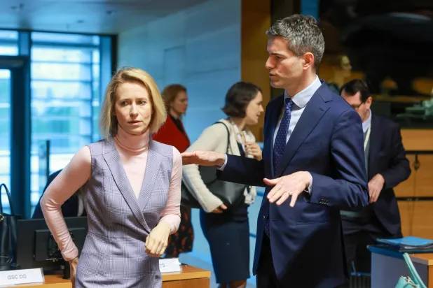 الممثلة العليا للاتحاد الأوروبي للشؤون الخارجية والسياسة الأمنية كايا كالاس ووزير الخارجية الهولندي توم بيريندسن خلال اجتماع مجلس الشؤون الخارجية في مدينة لوكسمبورغ... 21 أبريل 2026 (إ.ب.أ)