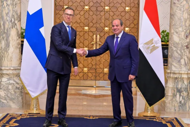 الرئيس المصري عبد الفتاح السيسي في استقبال نظيره الفنلندي ألكسندر ستوب بقصر الاتحادية في القاهرة يوم الثلاثاء (الرئاسة المصرية) 