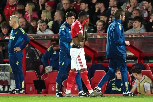 كالوم هودسون - أودوي عند خروجه مصاباً بمواجهة بورتو (د.ب.أ)