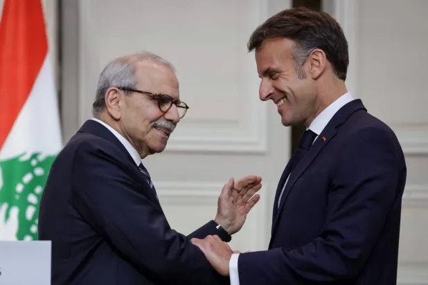 الرئيس الفرنسي إيمانويل ماكرون يصافح رئيس الوزراء اللبناني نواف سلام في نهاية مؤتمر صحافي مشترك عقب اجتماعهما في قصر الإليزيه الرئاسي في باريس 21 أبريل 2026 (أ.ف.ب)