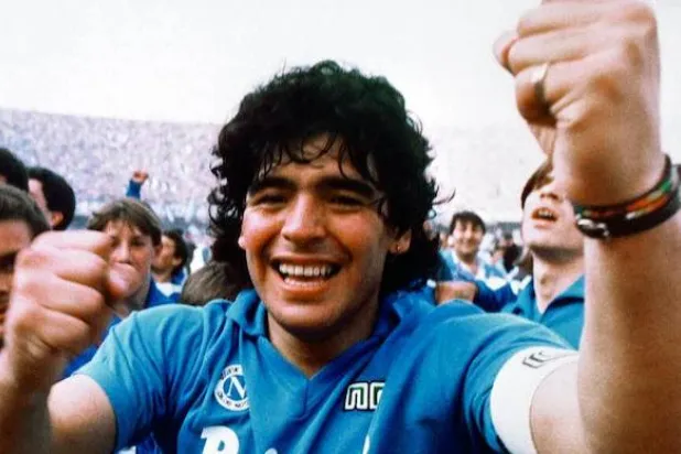 مارادونا قاد نابولي للألقاب واستحق الوجود بالمركز الثاني لأفضل الصفقات (أ.ب)