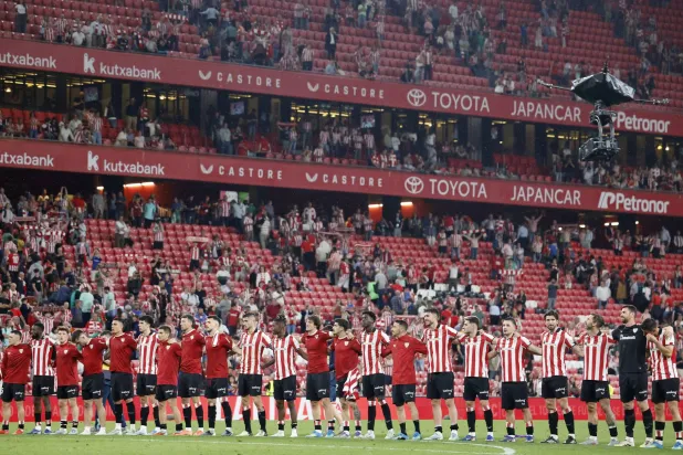 لاعبو أتلتيك بلباو يحتفلون مع جماهيرهم بإسقاط أوساسونا (رويترز)