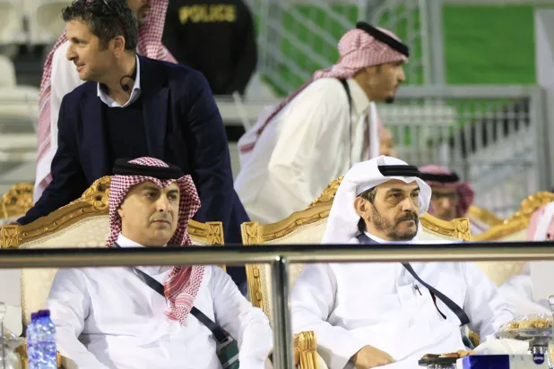 رئيس نادي أبها سعد الأحمري (يمين) (نادي أبها)