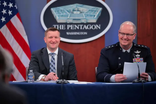 Savunma Bakan Yardımcısı Joel Hearst (solda) ve Kuvvet Yapıları Direktörü Korgeneral Stephen Whitney, 21 Nisan 2026'da Arlington, Virginia'daki Pentagon'da ABD Savunma Bakanlığı'nın 2027 mali yılı bütçe talebini görüşmek üzere bir basın toplantısı düzenledi (AFP)