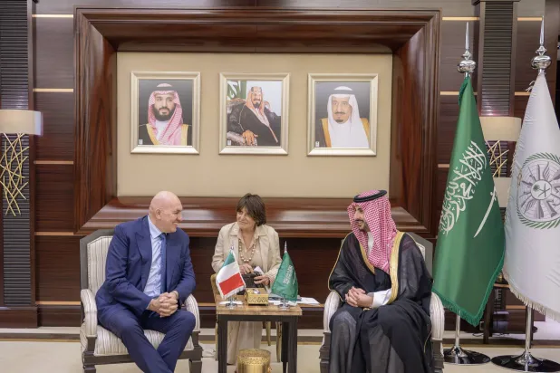 وزير الدفاع السعودي الأمير خالد بن سلمان خلال لقائه نظيره الإيطالي جويدو كروسيتو في الرياض (واس)