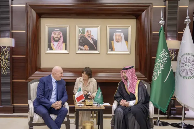 Suudi Arabistan Savunma Bakanı Prens Halid bin Selman, Riyad'da İtalyan mevkidaşı Guido Crosetto ile yaptığı görüşmede (SPA)