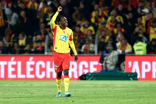 سعود عبد الحميد يرد تحية جمهور لانس بعد الفوز الكبير على تولوز (أ.ف.ب)