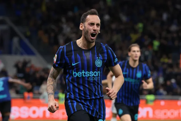 هاكان شالهانوغلو يحتفل بثنائيته في مرمى كومو (د.ب.أ)