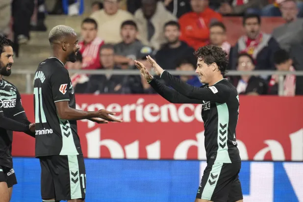 احتفالية لاعبي بيتيس بالفوز على جيرونا (إ.ب.أ)