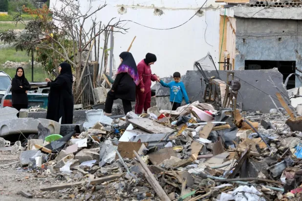 Nabatiye’de kadınlar, savaş sırasında İsrail'in şehri hedef alan baskınlarının yol açtığı yıkımı inceliyor (AFP)