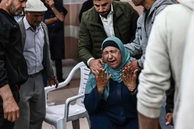 Filistinli Cihad Ebu Naim'in annesi, dün Batı Şeria'daki Ramallah'ın doğusunda bulunan El-Mugayyir köyünde İsrailli yerleşimciler tarafından öldürülmesinin ardından gözyaşlarına boğuldu (AFP)