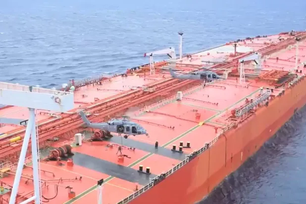 مروحيتان أميركيتان خلال عملية إنزال جنود على الناقلة «إم-تي تيفاني» قرب سريلانكا في المحيط الهندي صباح الثلاثاء (البنتاغون)