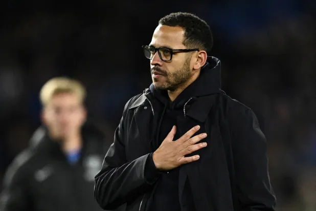 ليام روزنير المدير الفني لتشيلسي معتذرا لجماهير فريقه بعد الهزيمة من برايتون (رويترز)