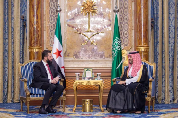 ولي العهد السعودي والرئيس السوري خلال لقائهما في جدة أمس (واس)