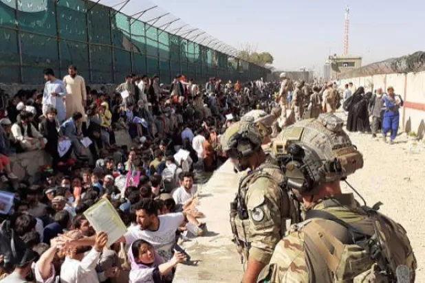 أرشيفية لتجمع آلاف الأفغان عند مطار كابل إبان الانسحاب الأميركي (غيتي)