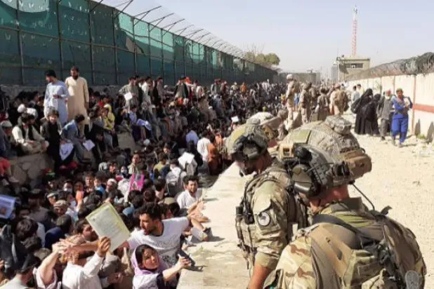 ABD'nin çekilmesi sırasında Kabil havaalanında toplanan binlerce Afgan (Arşiv-Getty)