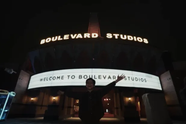 يستثمر الفيلم في مرافق البوليفارد ليحولها إلى بيئة درامية جديدة (لقطة من الفيديو الدعائي للفيلم)