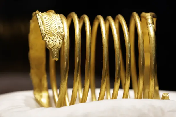 سوار ذهبي خلال عرض إعلامي في المتحف الوطني للتاريخ في رومانيا (إ.ب.أ)