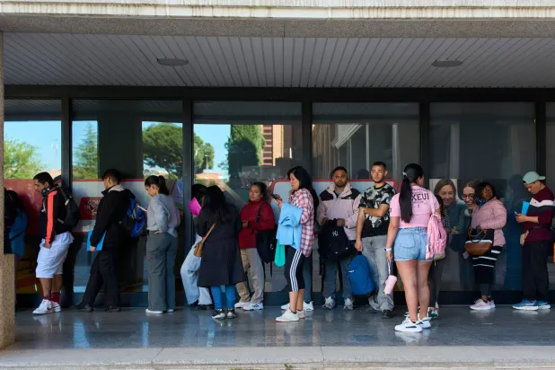 يصطف المهاجرون في طوابير للحصول على شهادة النقل العام التي ستسمح لهم بطلب الحصول على تصاريح عمل وإقامة سريعة بالعاصمة الإسبانية مدريد (أ.ب)