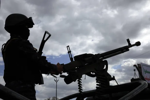 عنصر حوثي في صنعاء يمسك رشاشاً على متن عربة عسكرية (إ.ب.أ)