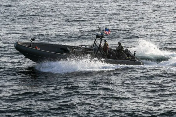 صورة نشرتها القيادة المركزية الأميركية لدورية عسكرية في مياه بحر العرب