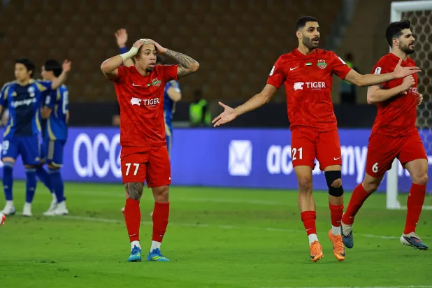 لاعبو «شباب الأهلي دبي» اعترضوا كثيراً على قرارات الحَكم (تصوير: محمد المانع)