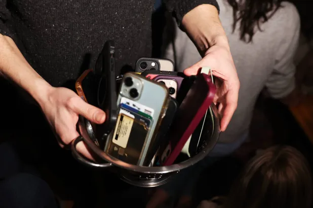 هواتف ذكية مجموعة في علبة (أ.ب)