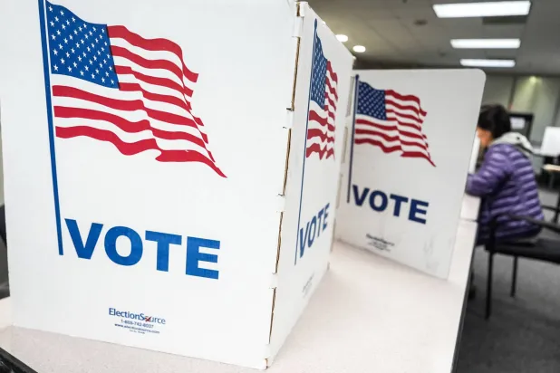 شخص يدلي بصوته ضمن استفتاء إعادة تقسيم الدوائر الانتخابية بولاية فرجينيا الأميركية داخل مركز «فيرفاكس» الحكومي في فرجينيا يوم 21 أبريل 2026 (أ.ب)