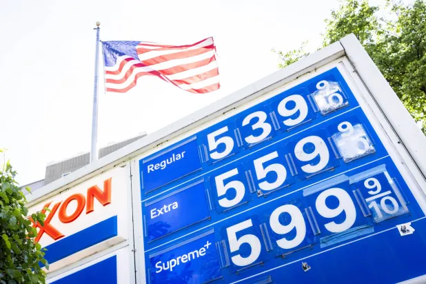 أسعار البنزين معروضة خارج محطة وقود تابعة لشركة إكسون في واشنطن العاصمة (إ.ب.أ)