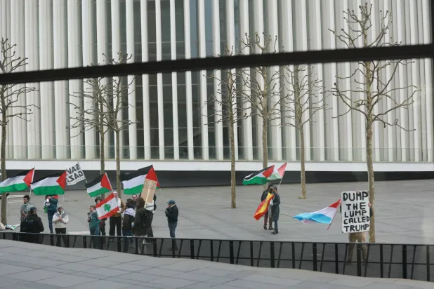 احتجاج مصغر داعم لفلسطين قرب مقر اجتماع مجلس الشؤون الخارجية الأوروبي في لوكسمبورغ الثلاثاء (إ.ب.أ)