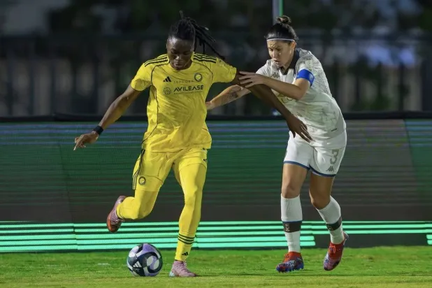 كلارا بجانب تويني ليموس لاعبة العلا (الدوري السعودي الممتاز للسيدات)