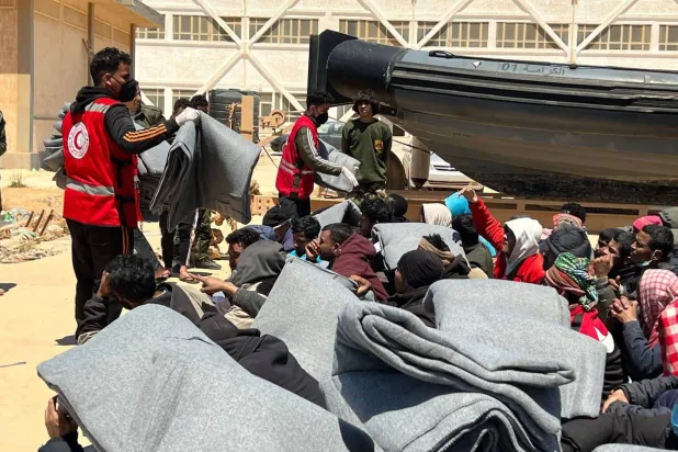 مهاجرون غير نظاميين تم إنقاذهم قبالة شواطئ مدينة طبرق الليبية الأربعاء (الهلال الأحمر الليبي)