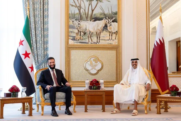 الشيخ تميم بن حمد آل ثاني أمير قطر والرئيس السوري أحمد الشرع خلال لقائهما في الديوان الأميري في الدوحة الأربعاء (الديوان الأميري)