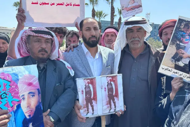 لافتة لأهالي المعتقلين المرحّلين إلى سجون العراق في اعتصام وسط دمشق (متداولة)