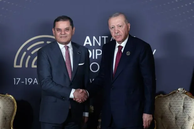 الرئيس التركي رجب طيب إردوغان التقى رئيس حكومة «الوحدة» الوطنية الليبية عبد الحميد الدبيبة على هامش «منتدى أنطاليا الدبلوماسي» في 17 أبريل الحالي (الرئاسة التركية)