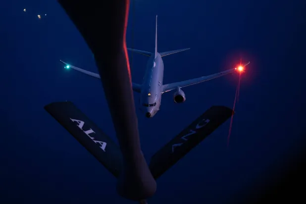 طائرة أميركية للتزويد بالوقود من طراز «كيه سي-135» تعيد تموين طائرة دورية بحرية من طراز «بي-8 بوسيدون» خلال عمليات الحصار على الموانئ الإيرانية (سنتكوم)