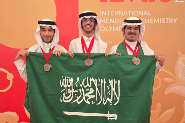 الطلاب علي باوزير ومجتبى التاروتي وعبد العزيز الجعيد يحتفلون بتحقيق الميداليات في الأولمبياد (موهبة)