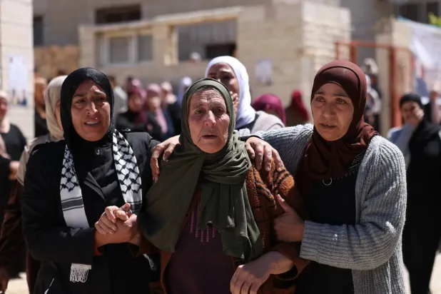 Filistinli genç Aws Hamdi al-Naasan'ın akrabaları, Batı Şeria'daki Ramallah'ın doğusunda düzenlenen cenaze töreninde (EPA)