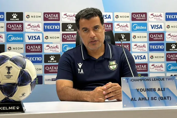 يونس علي مدرب فريق الأهلي القطري (الشرق الأوسط) 