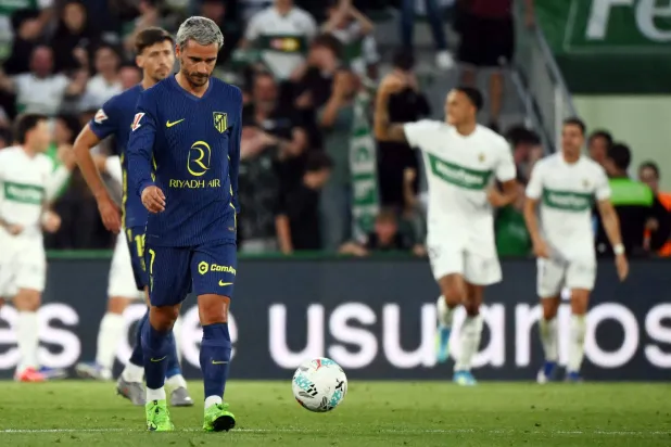 مهاجم أتلتيكو مدريد أنطوان غريزمان يتفاعل مع تسجيل إلتشي للهدف الثالث (أ.ف.ب)