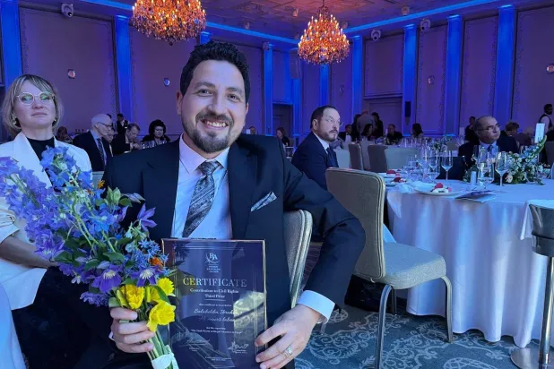 فاز صلاح لبن بالجائزة الأغنى عالمياً في مجال الصحافة لعام 2025 (إندبندنت عربية)