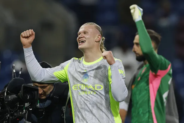 يحتفل مهاجم مانشستر سيتي النرويجي إرلينغ هالاند عقب نهاية المباراة أمام بيرنلي على ملعب «تيرف مور» (رويترز)