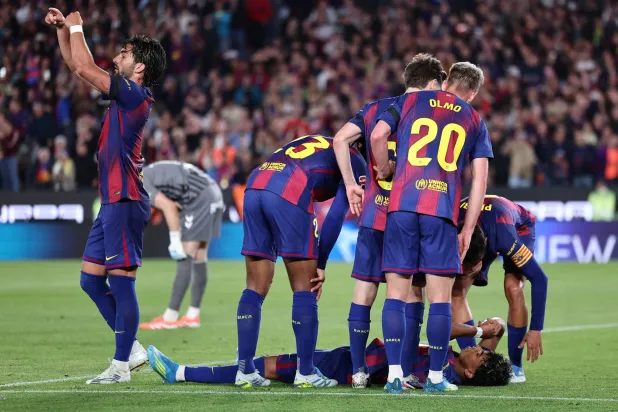 طلب مهاجم برشلونة فيران توريس التبديل، في وقت كان زميله جمال ملقى على أرض الملعب  (أ.ف.ب)