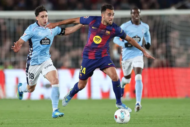 يتنافس مهاجم سيلتا فيغو بابلو دوران مع مدافع برشلونة إريك غارسيا على الكرة (أ.ف.ب)