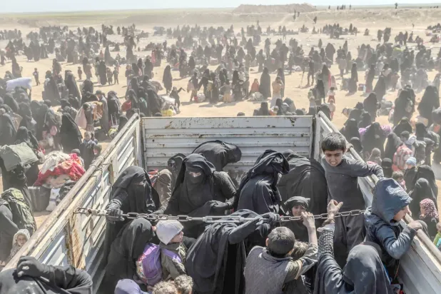 2019 yılında DEAŞ üyelerinin ailelerinin Baguz'dan SDG yönetimindeki gözaltı merkezlerine nakledilmesi sırasında çekilen bir fotoğraf (AFP)